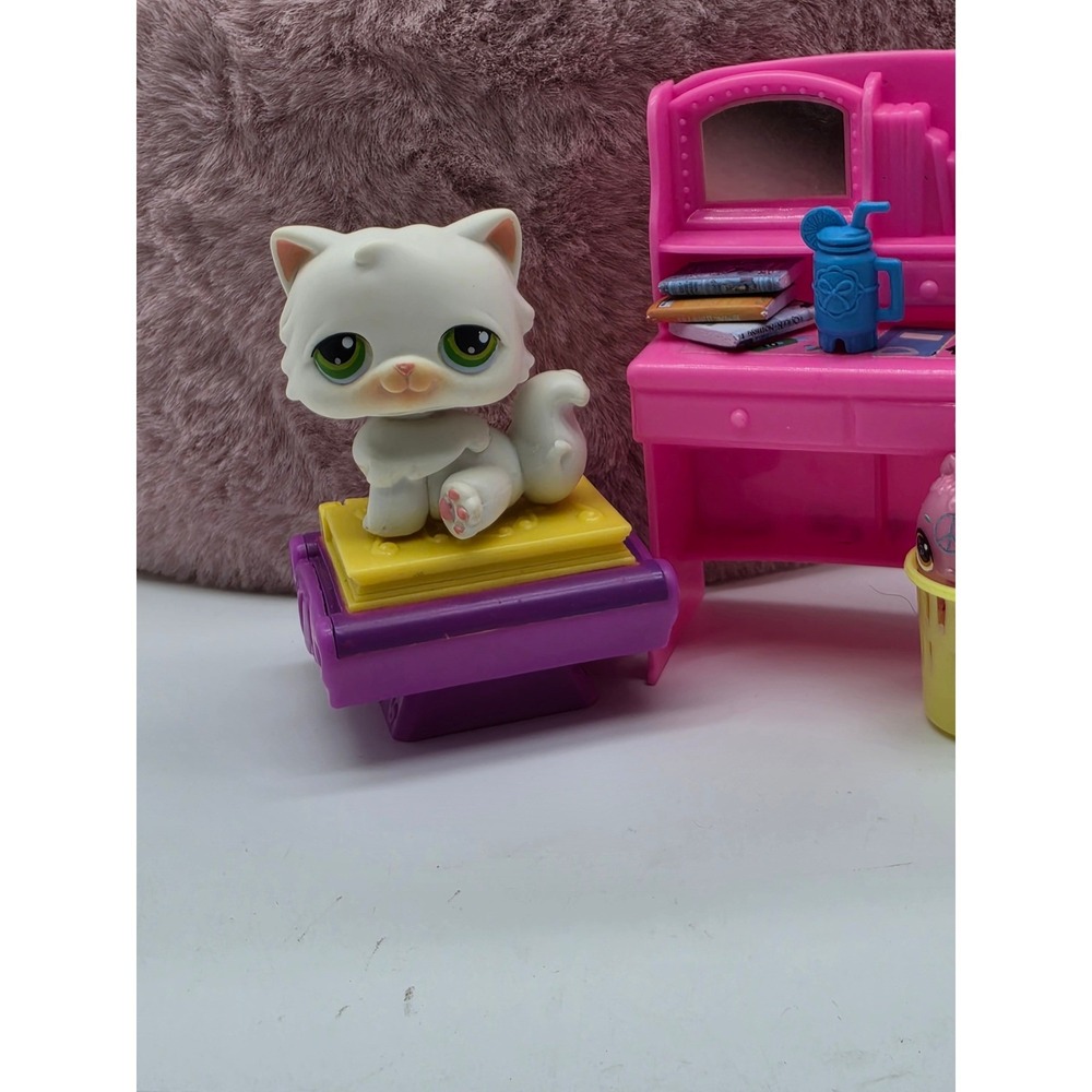 LPS Littlest Pet Shop #15 White Persian Cat with Dollhouse Accessories Lot - Picture 3 of 16